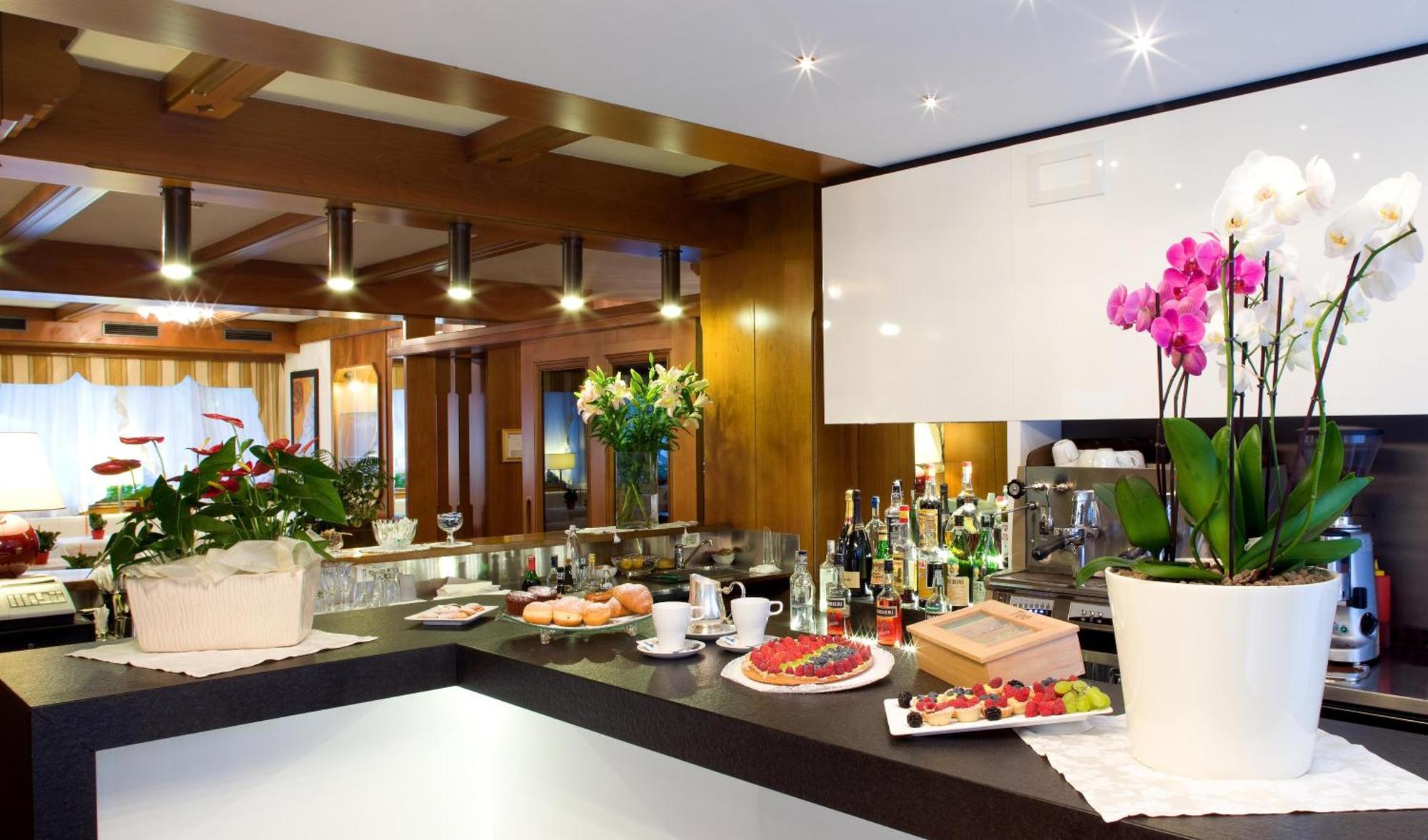 Royal Olympic Hotel Pinzolo Bagian luar foto
